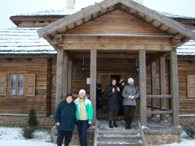 15. Kosw Poleski - przed dworkiem T. Kociuszki - fot. J. Gawowski.jpg